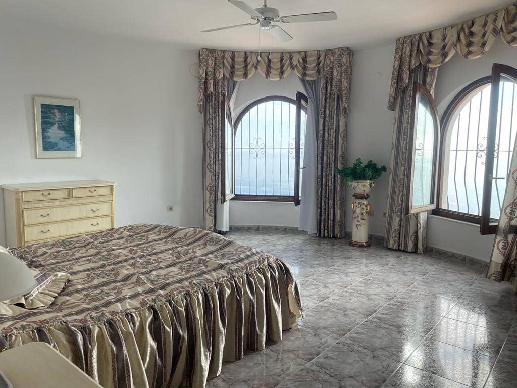 Villa/Maison de 4 chambres à louer à Benitachell / Benitatxell avec piscine garage - 2 800 € (Ref: 9827297)