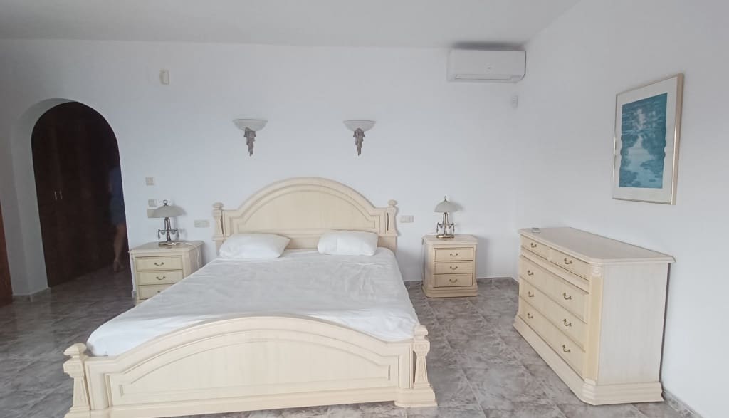 Villa/Maison de 4 chambres à louer à Benitachell / Benitatxell avec piscine garage - 2 800 € (Ref: 9827297)