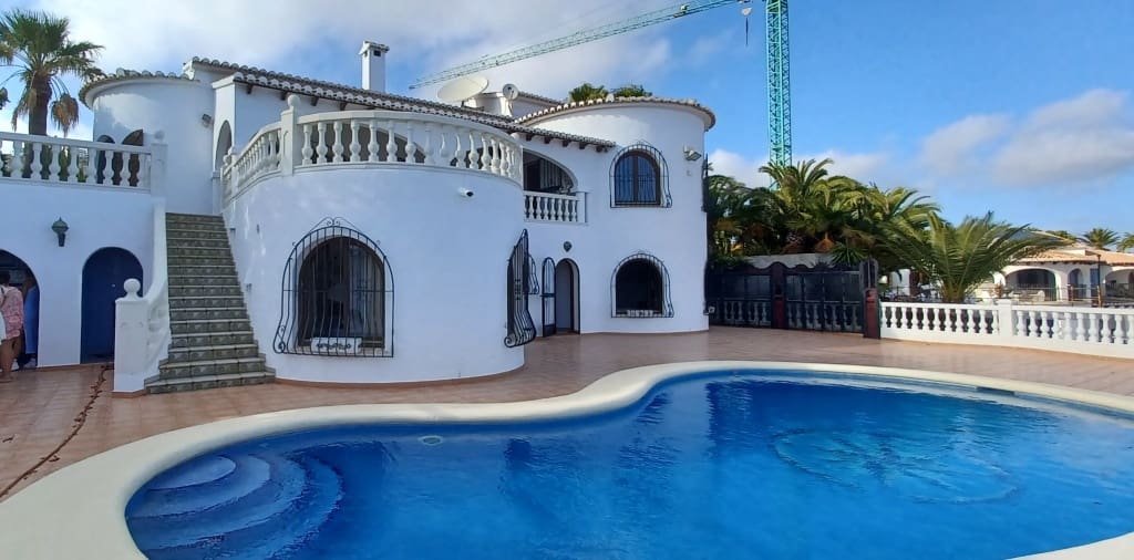 Villa/Maison de 4 chambres à louer à Benitachell / Benitatxell avec piscine garage - 2 800 € (Ref: 9827297)