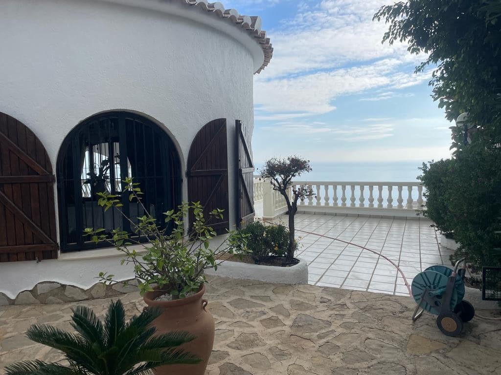Villa/Maison de 4 chambres à louer à Benitachell / Benitatxell avec piscine garage - 2 800 € (Ref: 9827297)