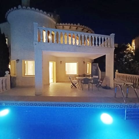 4 soveværelse Villa til leje i Benitachell / Benitatxell med swimmingpool garage - € 2.400 (Ref: 9880597)