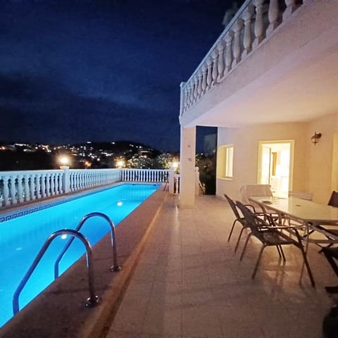 4 soveværelse Villa til leje i Benitachell / Benitatxell med swimmingpool garage - € 2.400 (Ref: 9880597)