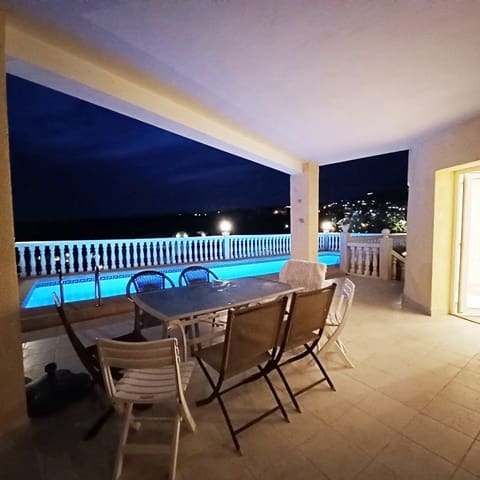 4 soveværelse Villa til leje i Benitachell / Benitatxell med swimmingpool garage - € 2.400 (Ref: 9880597)