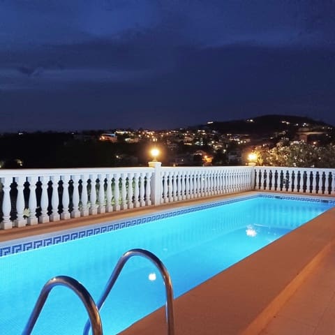4 soveværelse Villa til leje i Benitachell / Benitatxell med swimmingpool garage - € 2.400 (Ref: 9880597)
