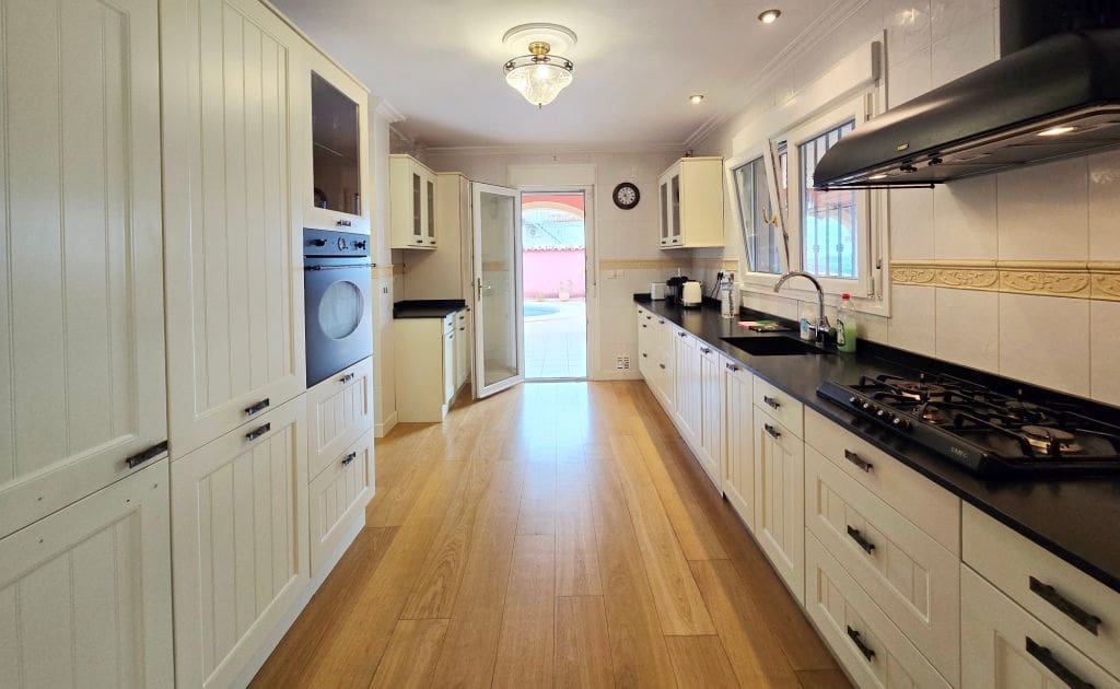 3 bedroom Villa for sale in Altea with pool garage - € 790,000 (Ref: 9912409)