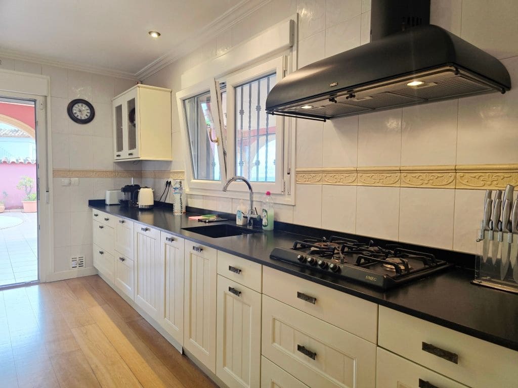 3 bedroom Villa for sale in Altea with pool garage - € 790,000 (Ref: 9912409)
