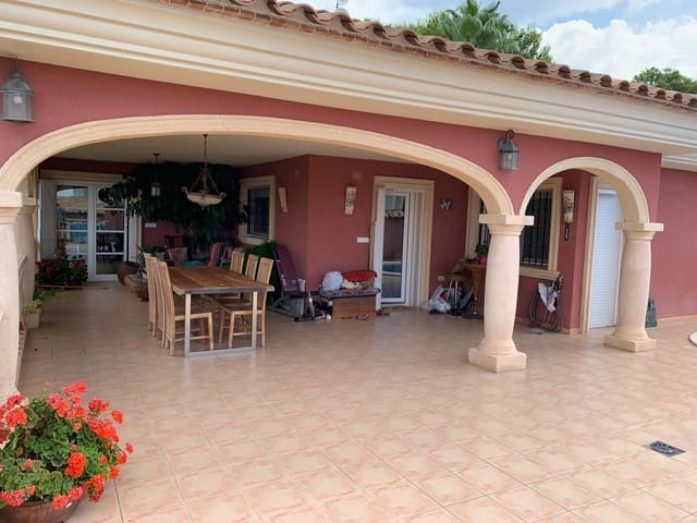3 bedroom Villa for sale in Altea with pool garage - € 790,000 (Ref: 9912409)