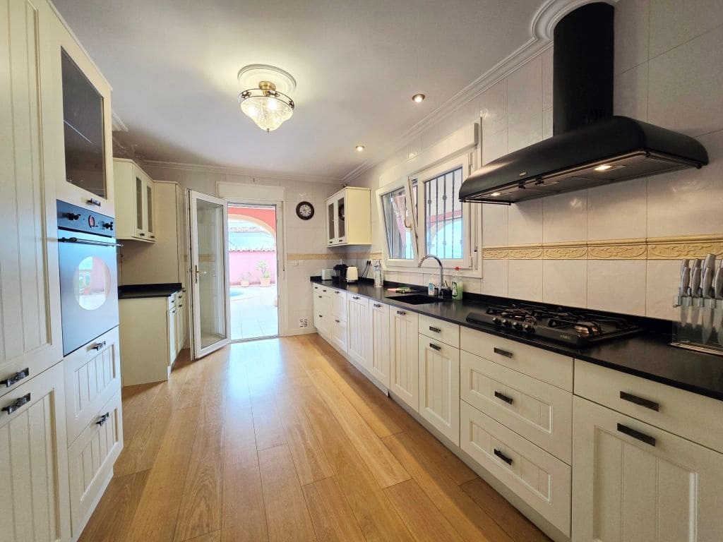 3 bedroom Villa for sale in Altea with pool garage - € 790,000 (Ref: 9912409)