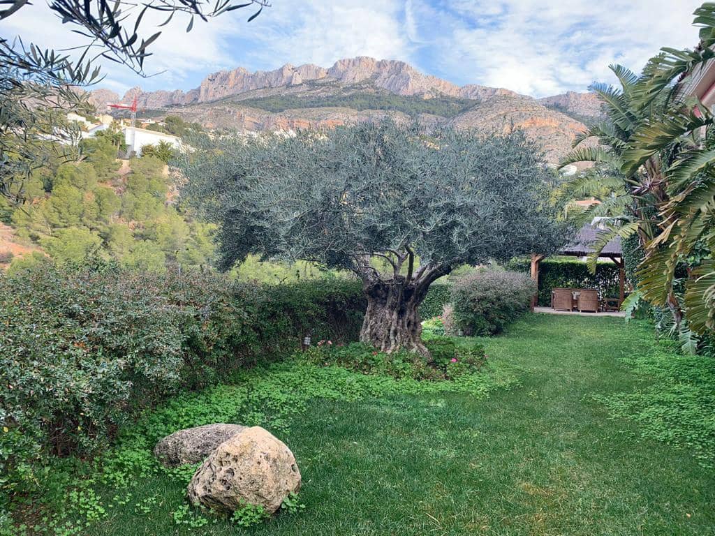 3 bedroom Villa for sale in Altea with pool garage - € 790,000 (Ref: 9912409)