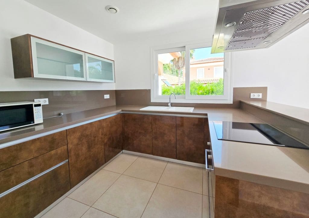 4 quarto Moradia para arrendar em Moraira com piscina garagem - 3 000 € (Ref: 9986277)
