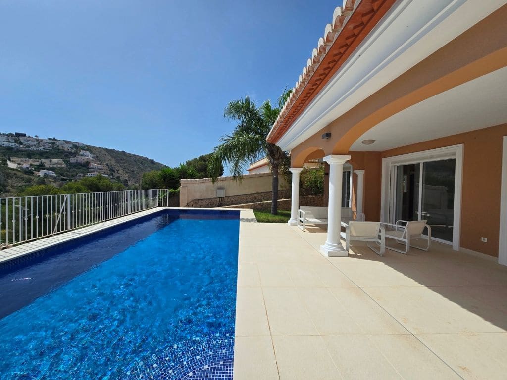 4 quarto Moradia para arrendar em Moraira com piscina garagem - 3 000 € (Ref: 9986277)
