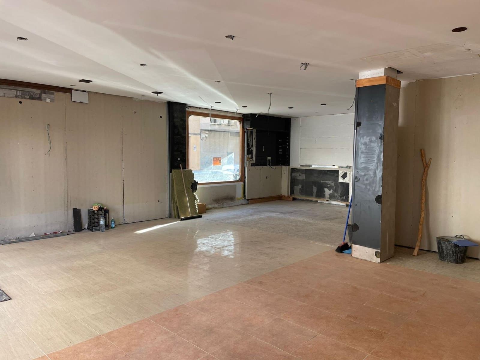 3 bedroom Commercial for sale in Roquetas de Mar - € 140,000 (Ref: 9458654)