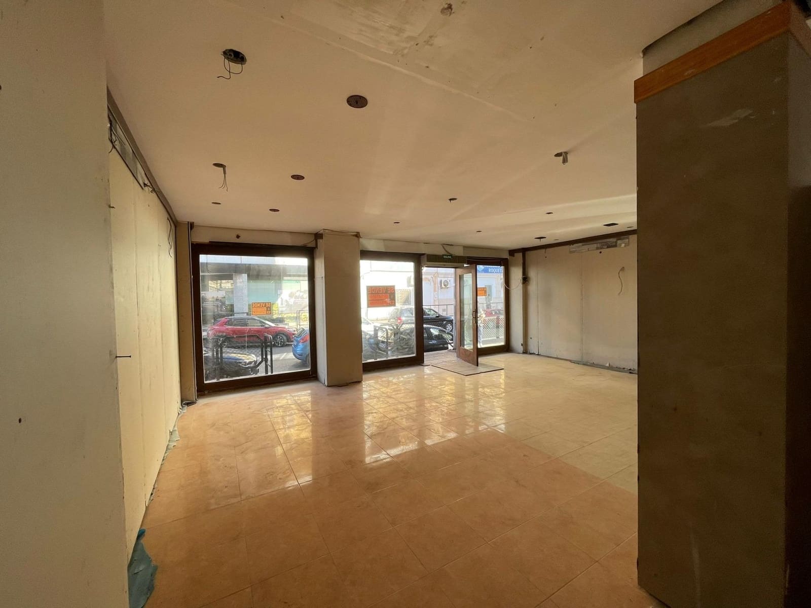 3 bedroom Commercial for sale in Roquetas de Mar - € 140,000 (Ref: 9458654)