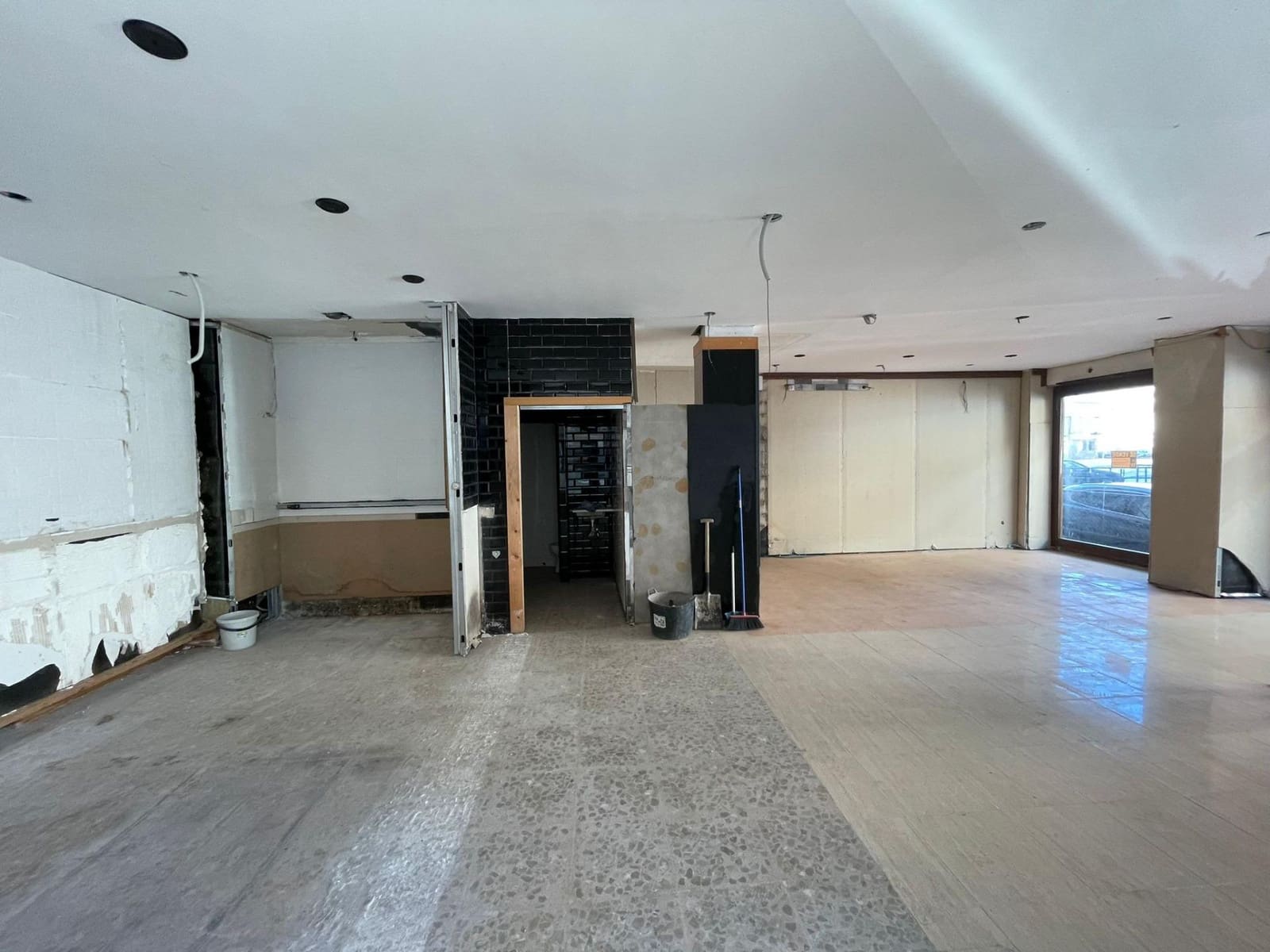 3 bedroom Commercial for sale in Roquetas de Mar - € 140,000 (Ref: 9458654)