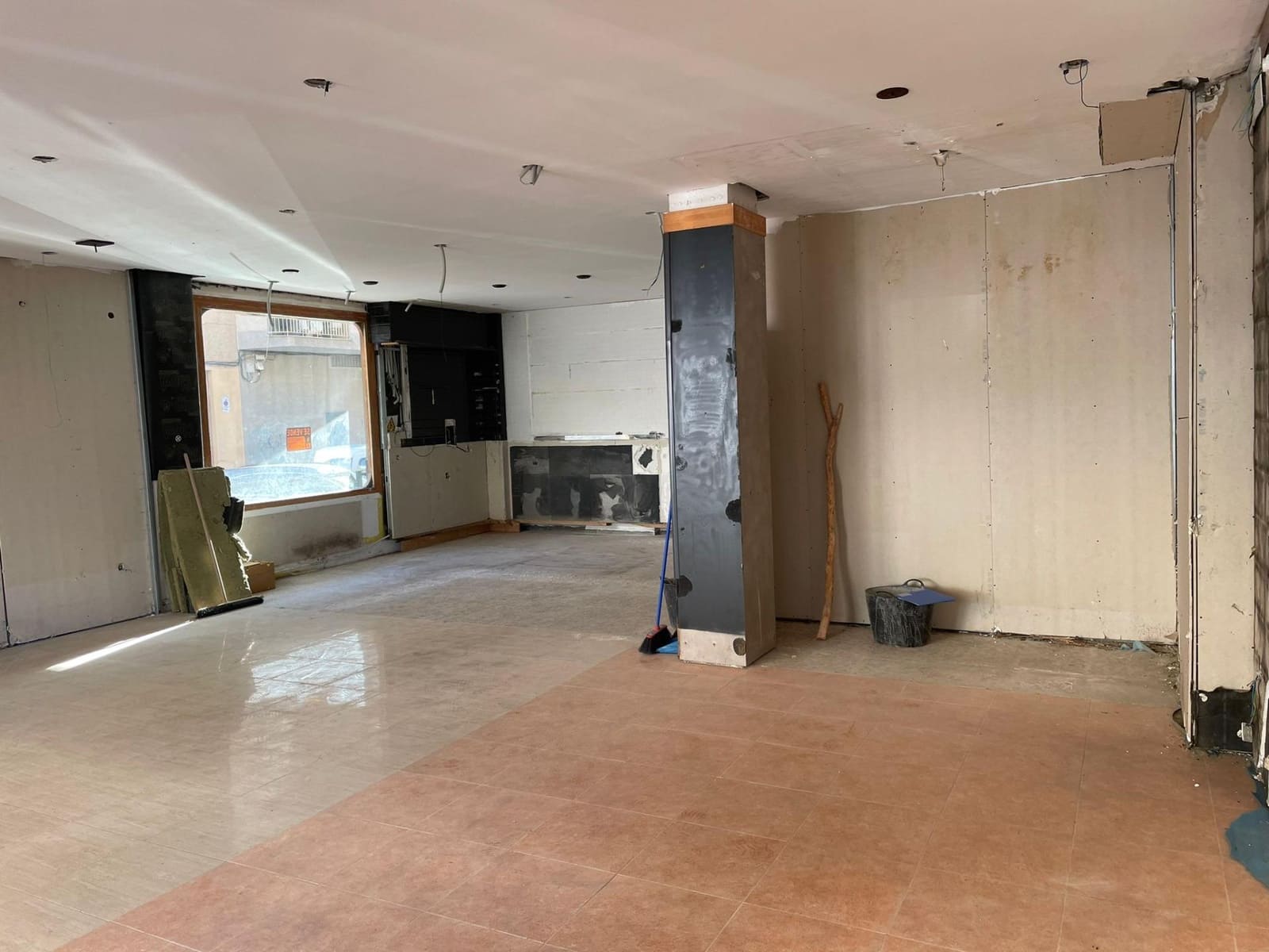 3 bedroom Commercial for sale in Roquetas de Mar - € 140,000 (Ref: 9458654)