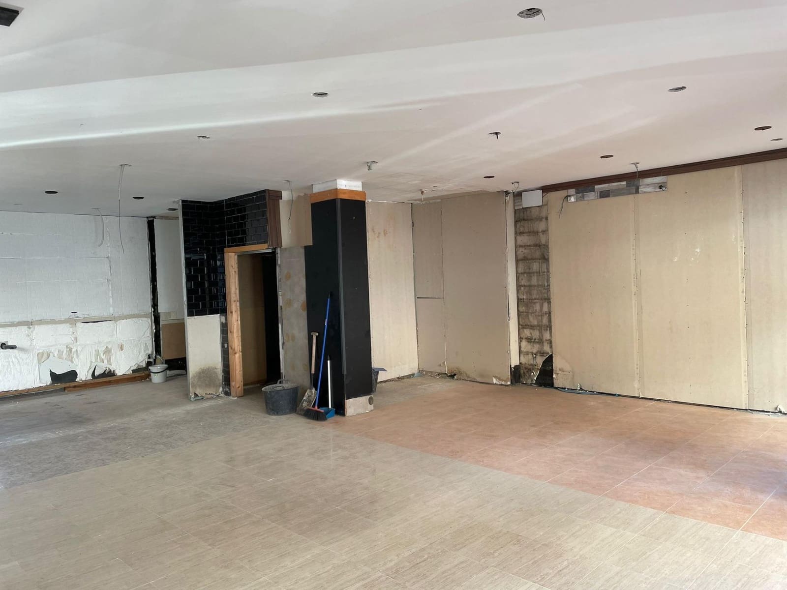 3 bedroom Commercial for sale in Roquetas de Mar - € 140,000 (Ref: 9458654)