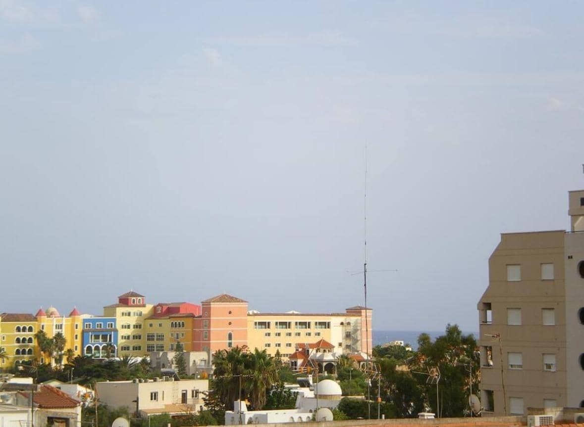 2 soverom Leilighet til salgs i Roquetas de Mar med svømmebasseng garasje - € 170 000 (Ref: 9458659)