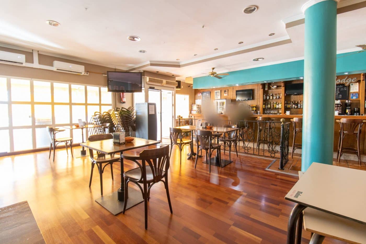 Commercial for sale in Roquetas de Mar - € 122,000 (Ref: 9458667)