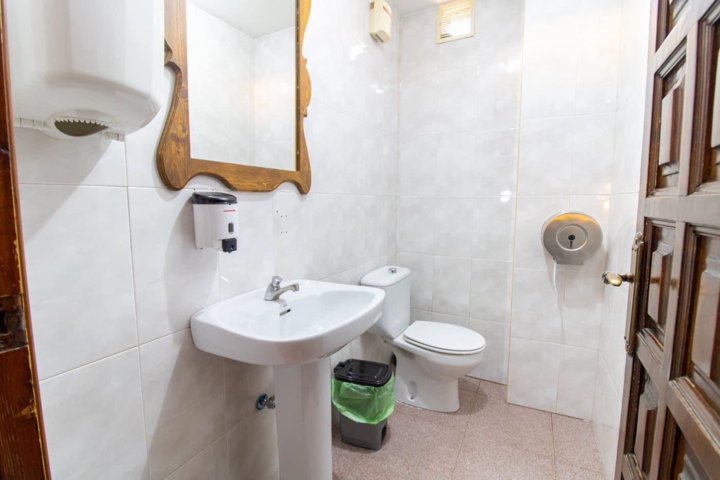 Commercial for sale in Roquetas de Mar - € 122,000 (Ref: 9458667)