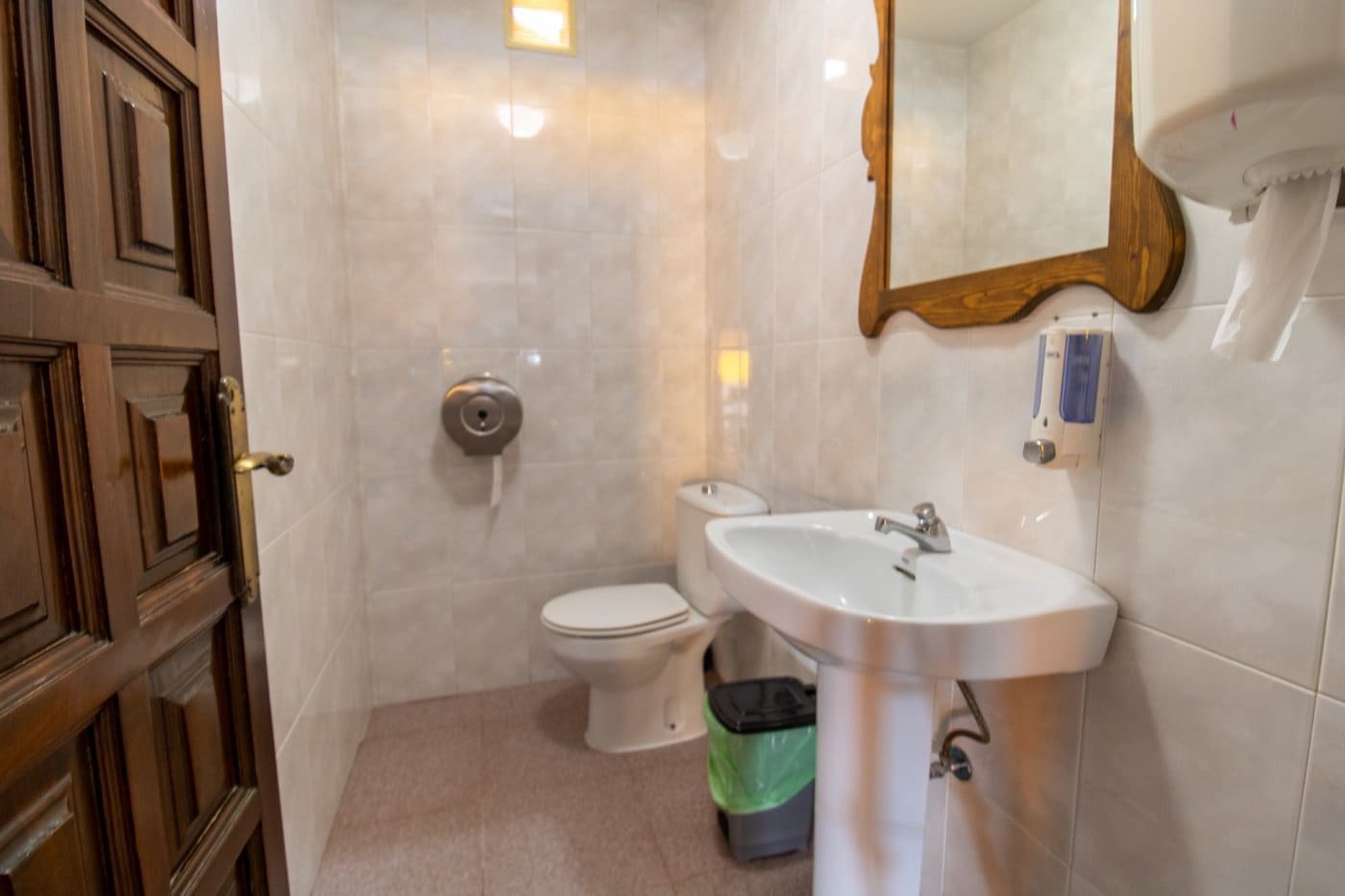 Commercial for sale in Roquetas de Mar - € 122,000 (Ref: 9458667)