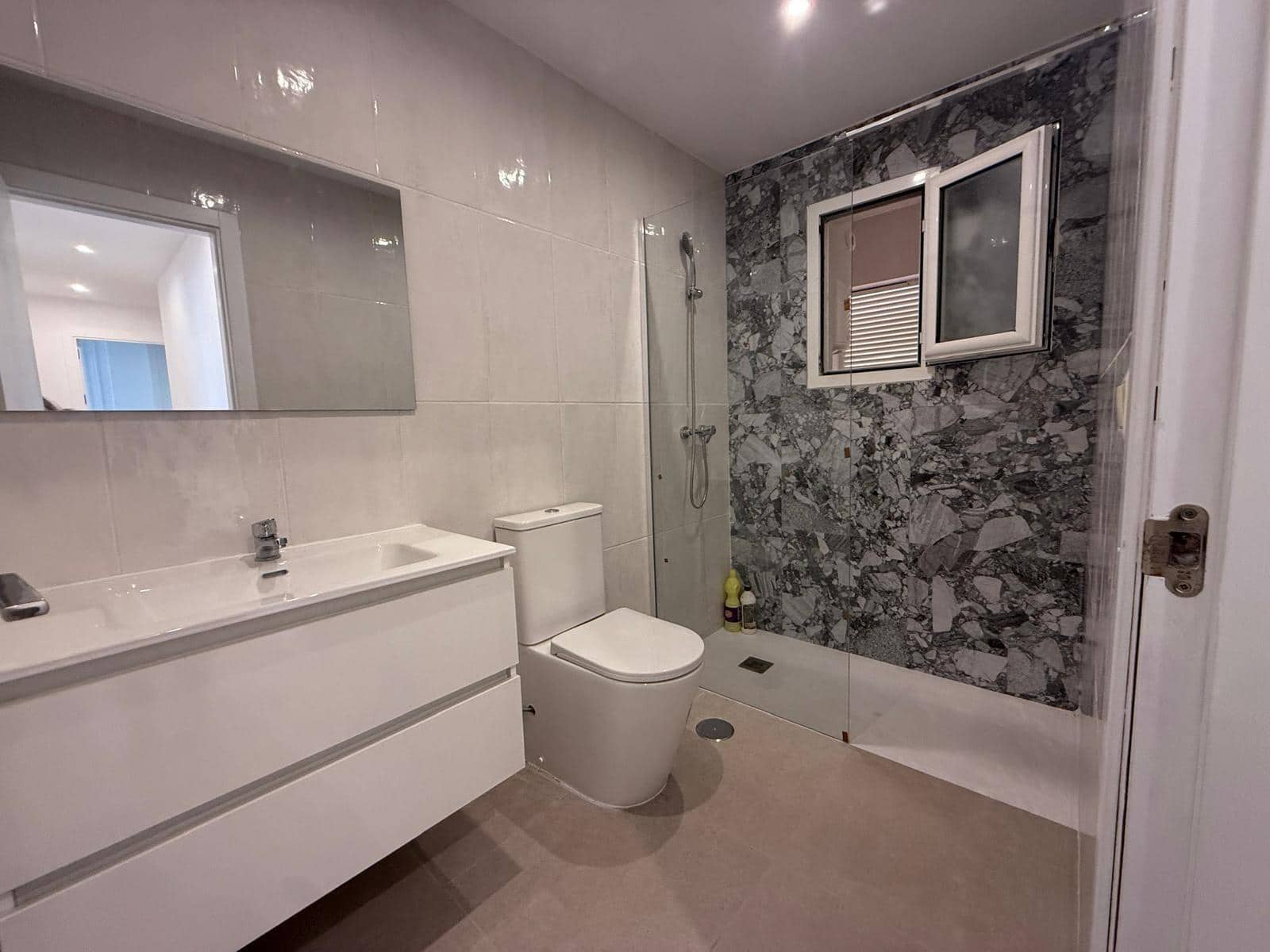 2 bedroom Flat for sale in Roquetas de Mar - € 121,000 (Ref: 9499028)