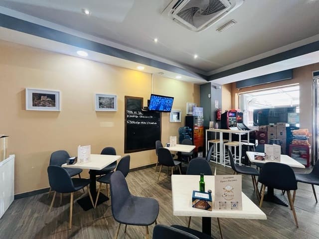 Komercyjne na sprzedaż w Roquetas de Mar - 162 000 € (Ref: 9519052)