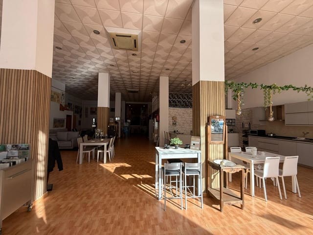 Commercieel te koop in El Parador de las Hortichuelas, Roquetas de Mar - € 600.000 (Ref: 9530805)