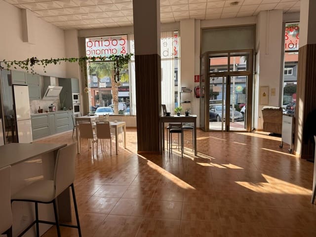 Commercieel te koop in El Parador de las Hortichuelas, Roquetas de Mar - € 600.000 (Ref: 9530805)