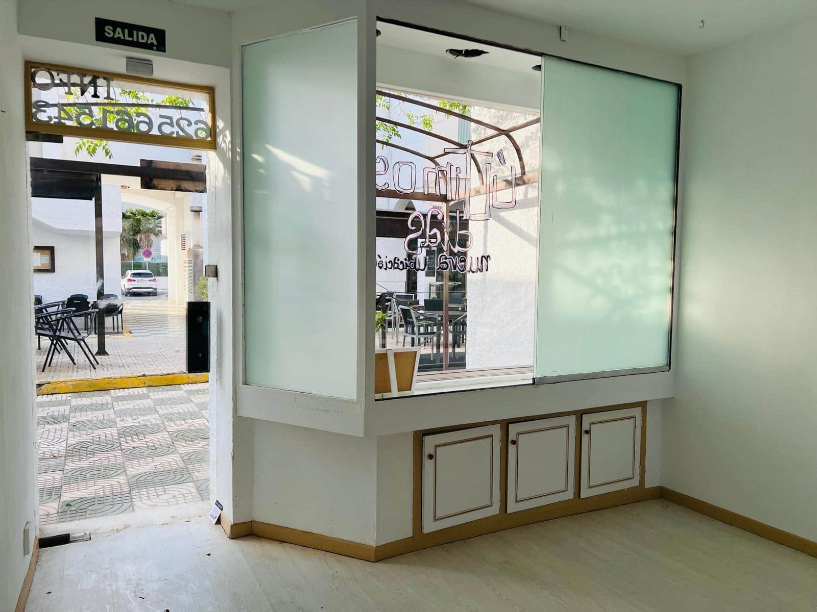 Commercial for rent in Roquetas de Mar - € 450 (Ref: 9695463)