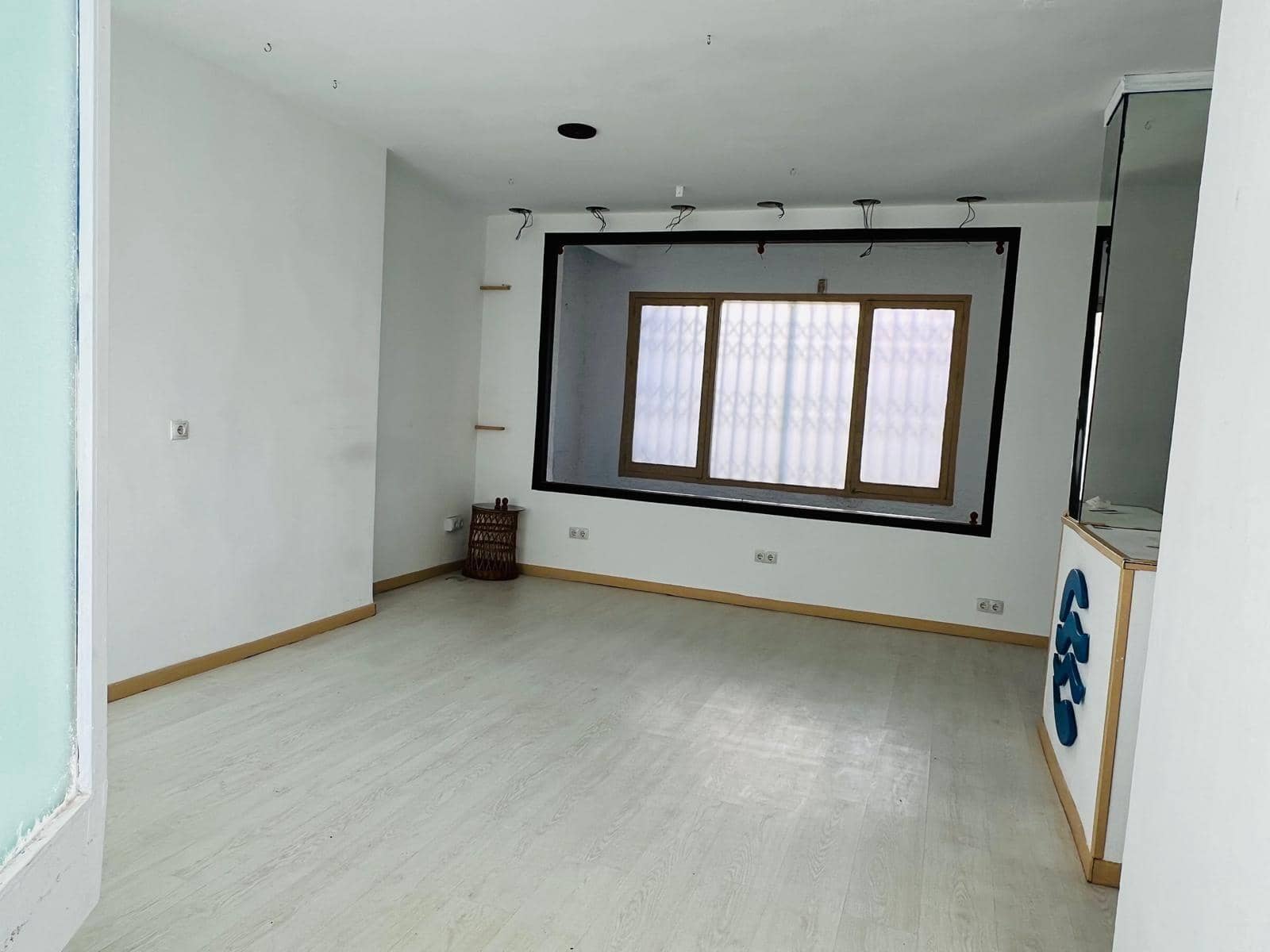 Commercial for rent in Roquetas de Mar - € 450 (Ref: 9695463)