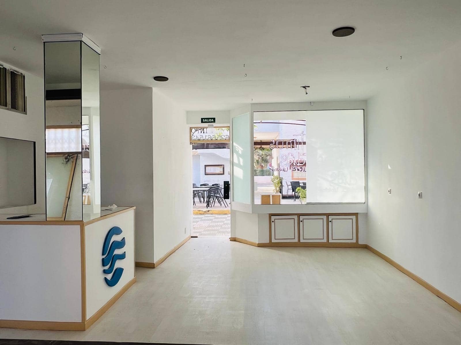 Commercial for rent in Roquetas de Mar - € 450 (Ref: 9695463)