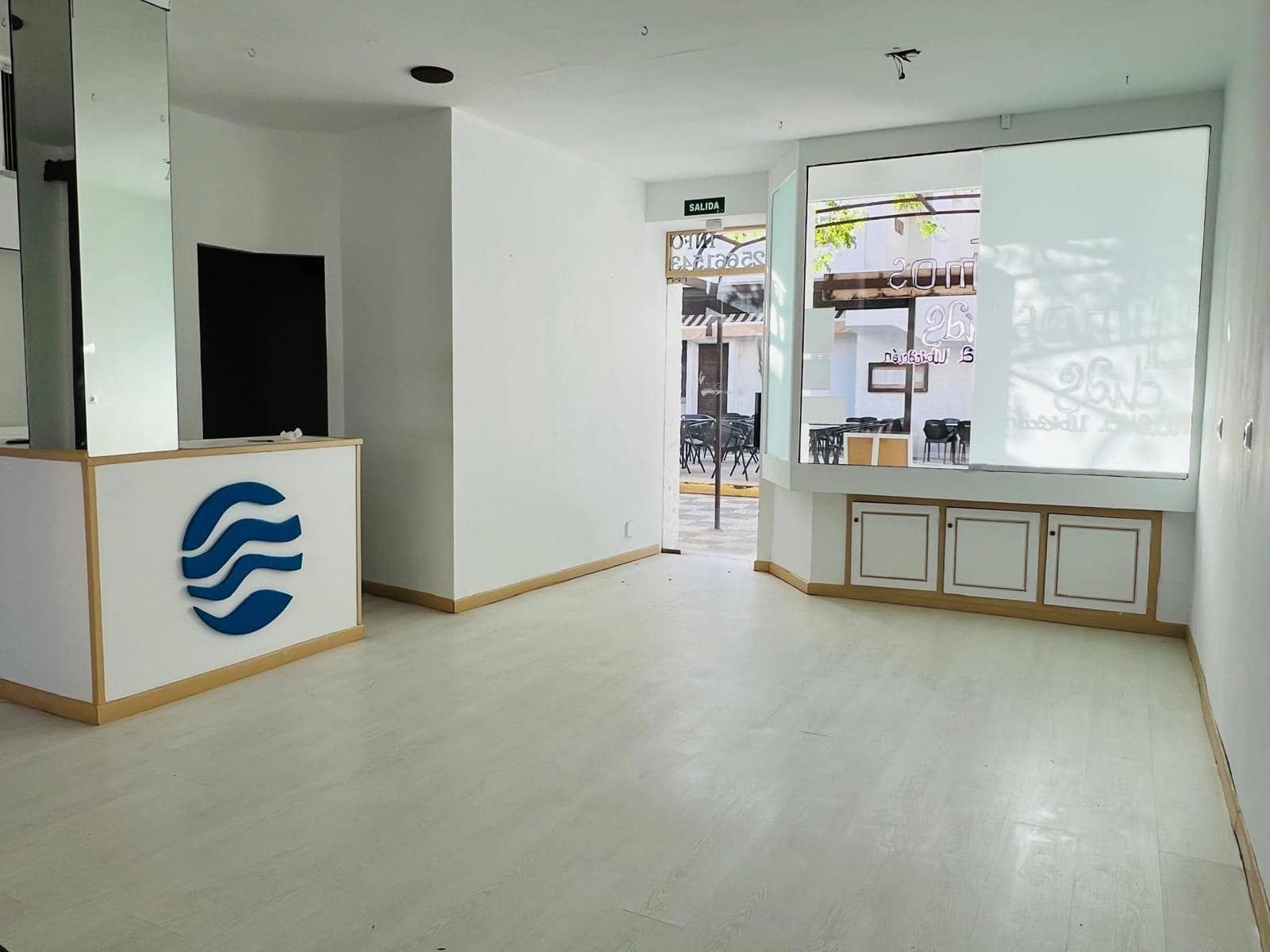 Commercial for rent in Roquetas de Mar - € 450 (Ref: 9695463)