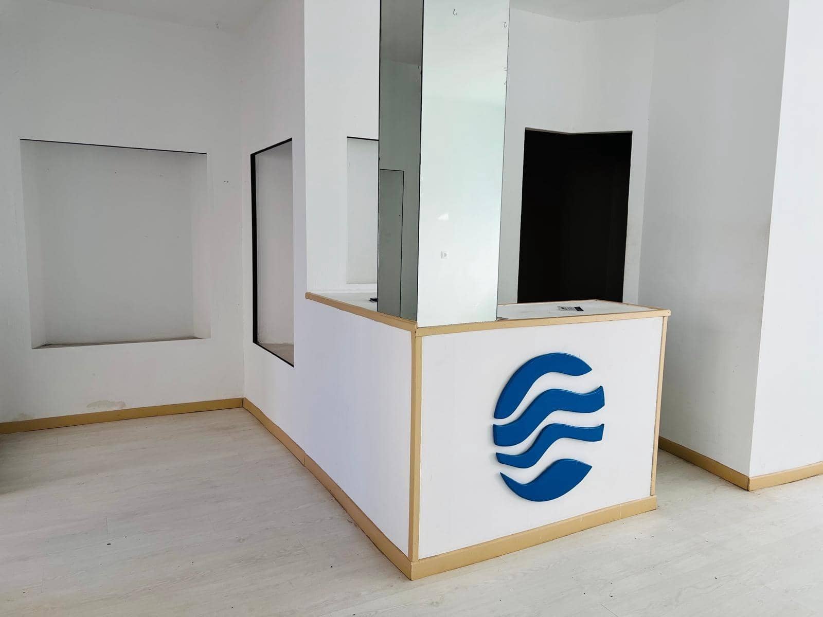 Commercial for rent in Roquetas de Mar - € 450 (Ref: 9695463)