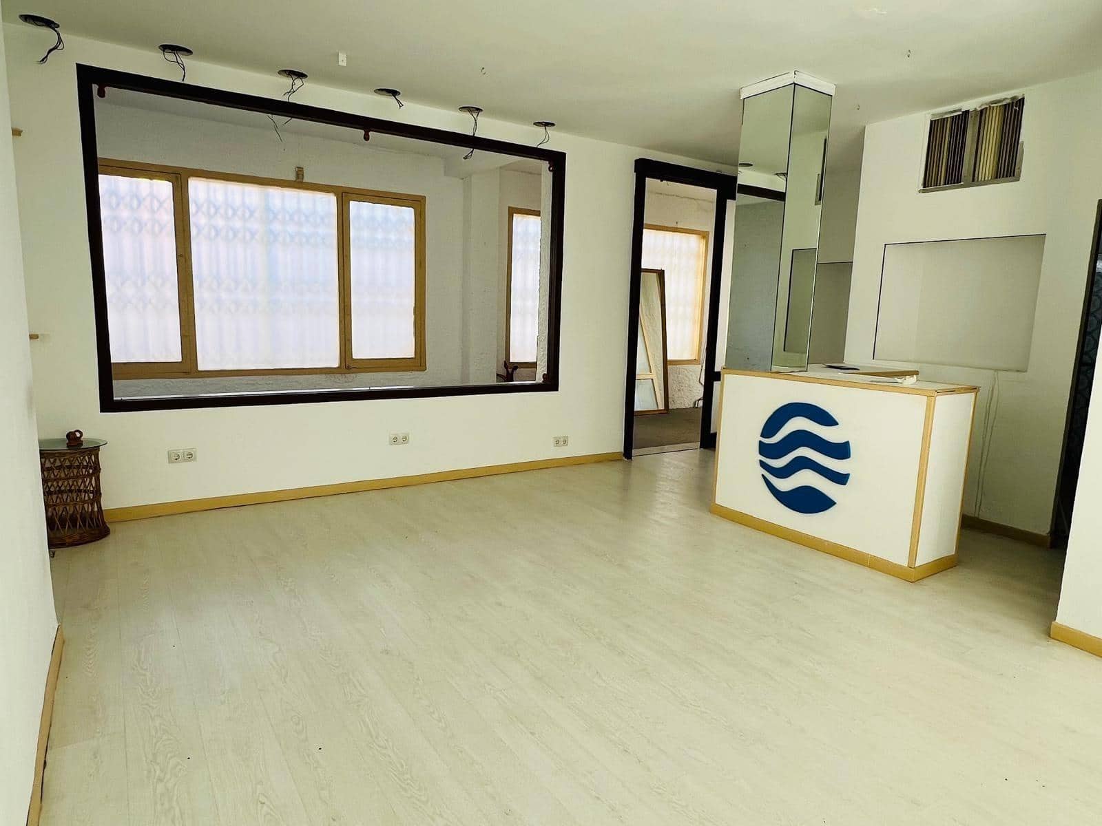 Commercial for rent in Roquetas de Mar - € 450 (Ref: 9695463)