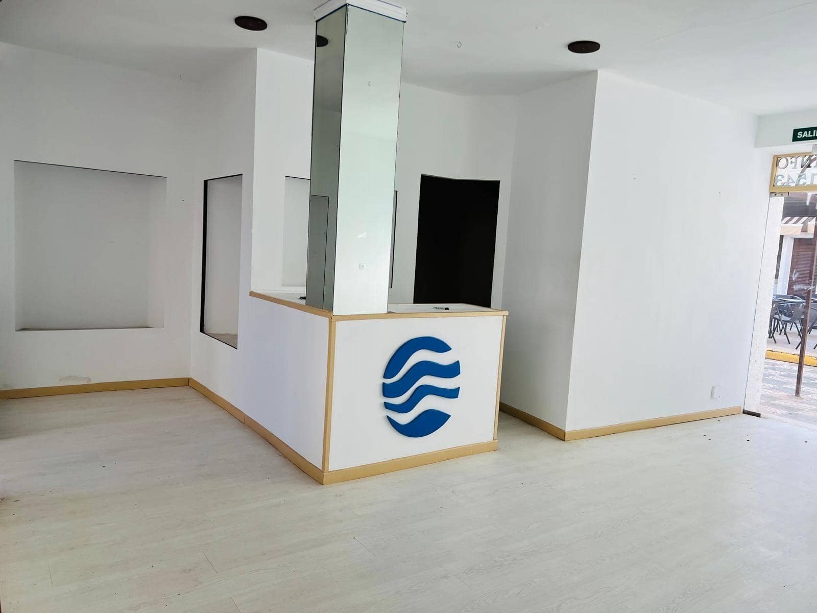 Commercial for rent in Roquetas de Mar - € 450 (Ref: 9695463)