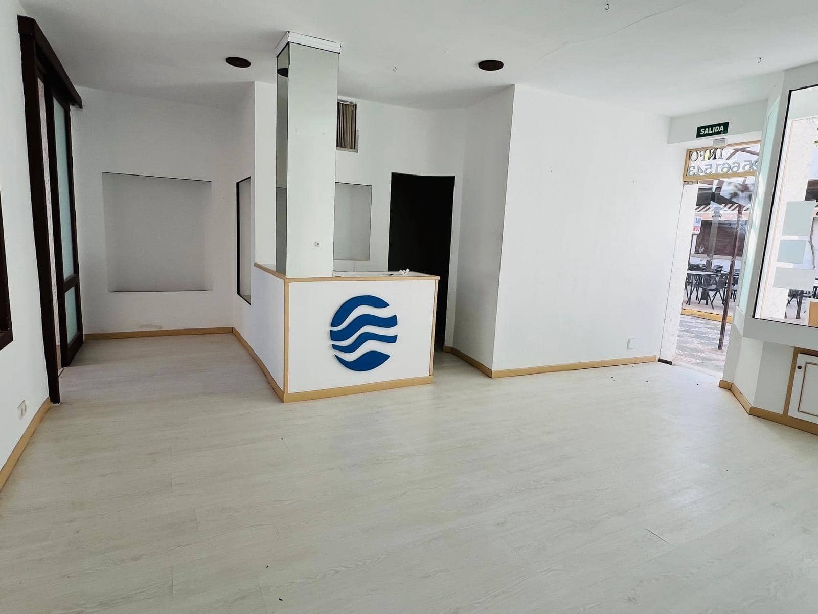 Commercial for rent in Roquetas de Mar - € 450 (Ref: 9695463)