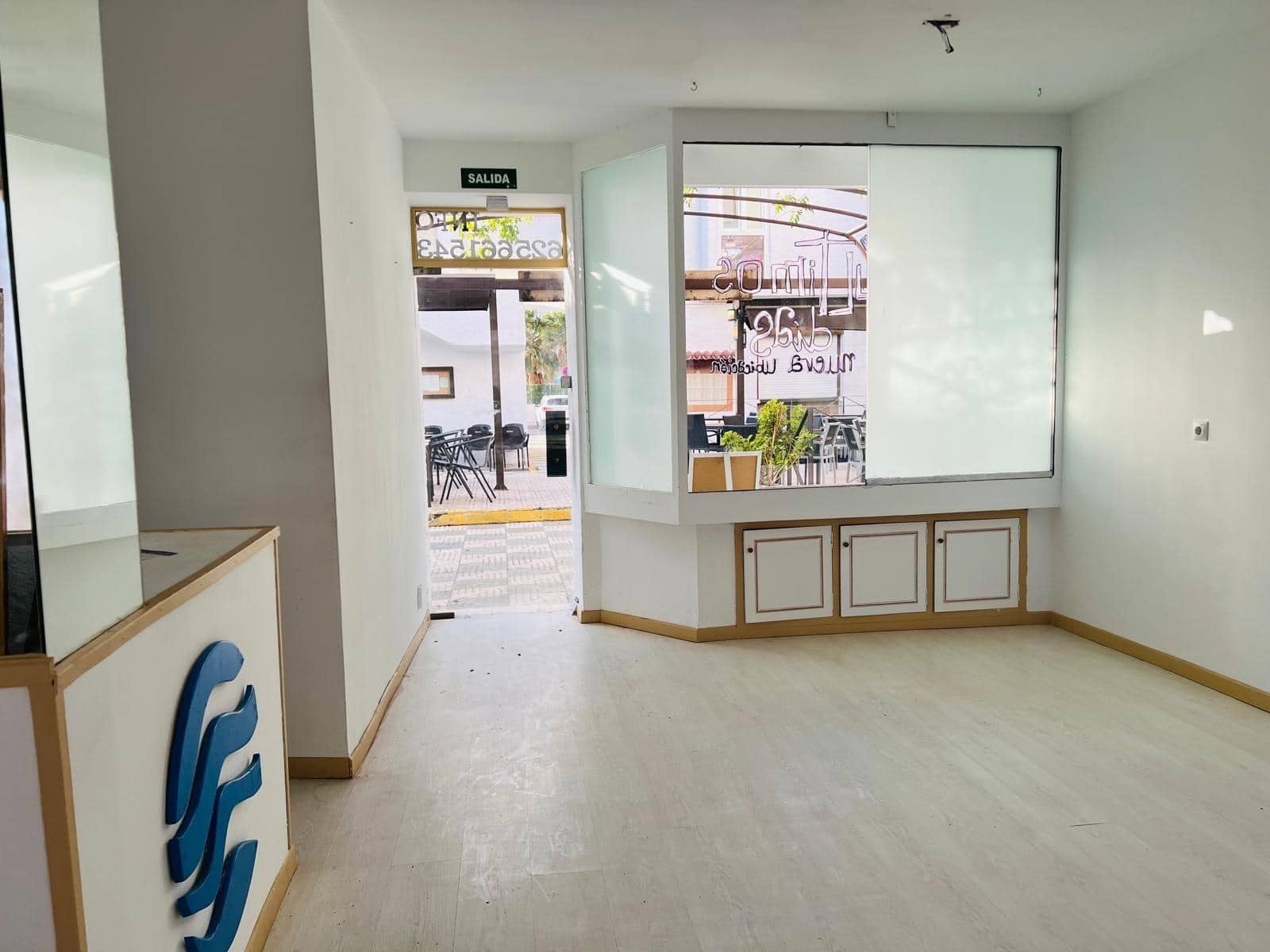 Commercial for rent in Roquetas de Mar - € 450 (Ref: 9695463)