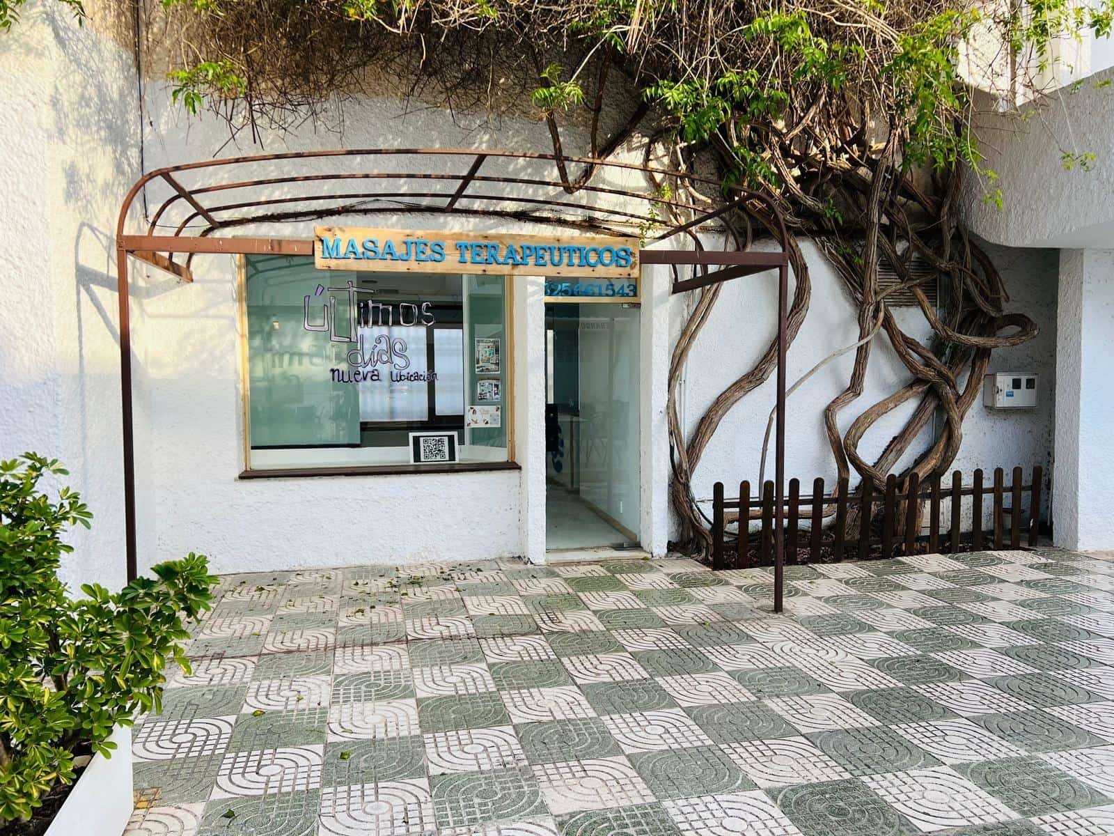Commercial for rent in Roquetas de Mar - € 450 (Ref: 9695463)