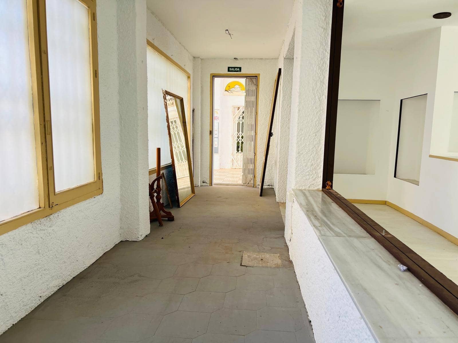 Commercial for rent in Roquetas de Mar - € 450 (Ref: 9695463)