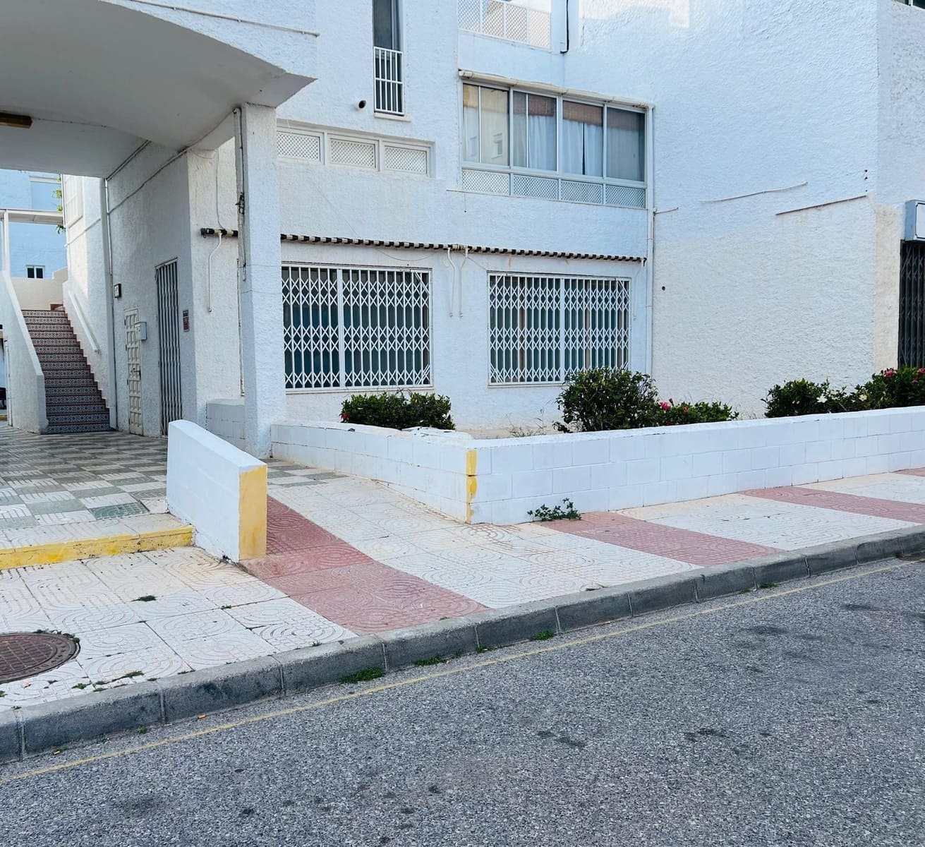 Commercial for rent in Roquetas de Mar - € 450 (Ref: 9695463)