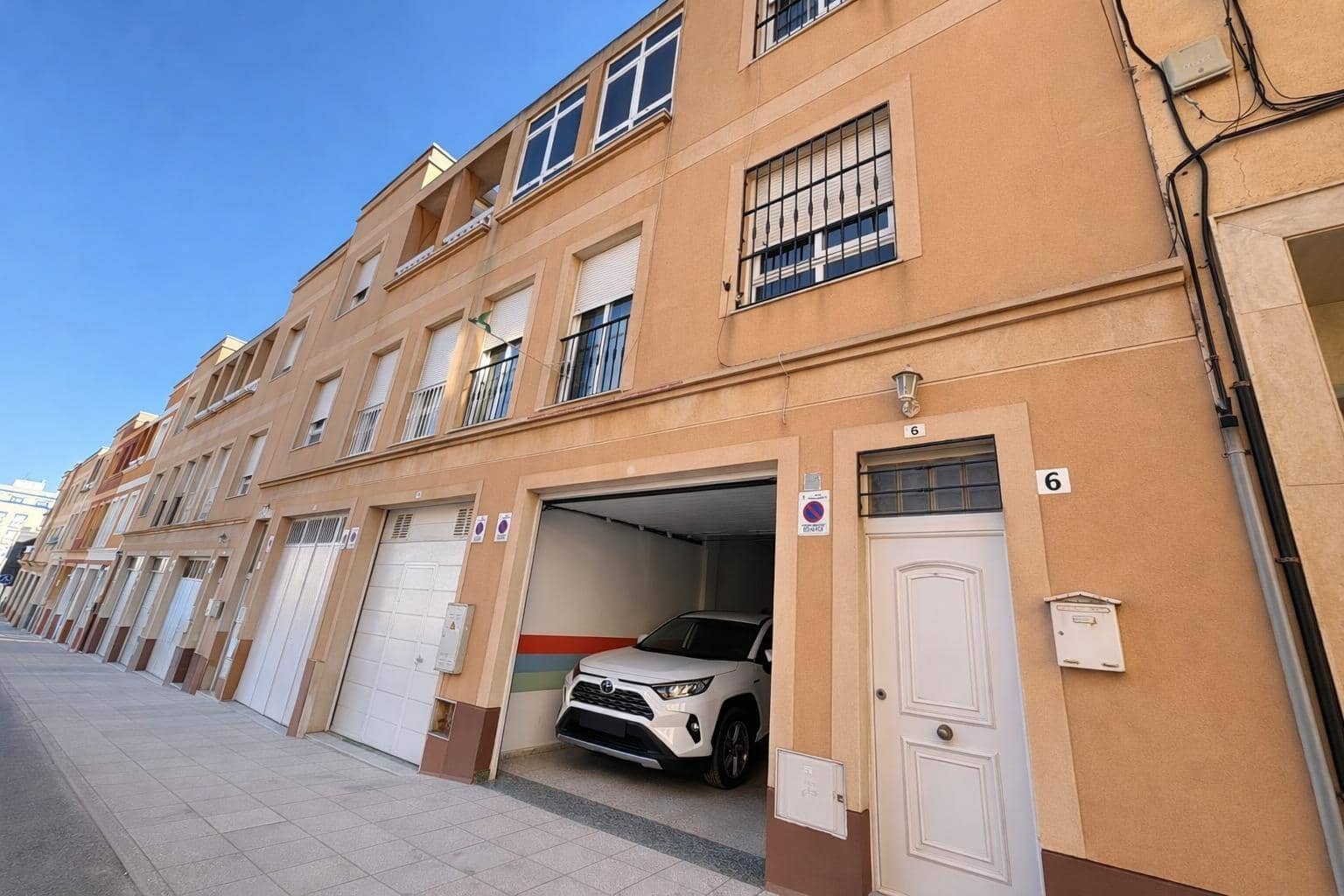 4 bedroom Apartment for sale in Roquetas de Mar with garage - € 250,000 (Ref: 9726758)
