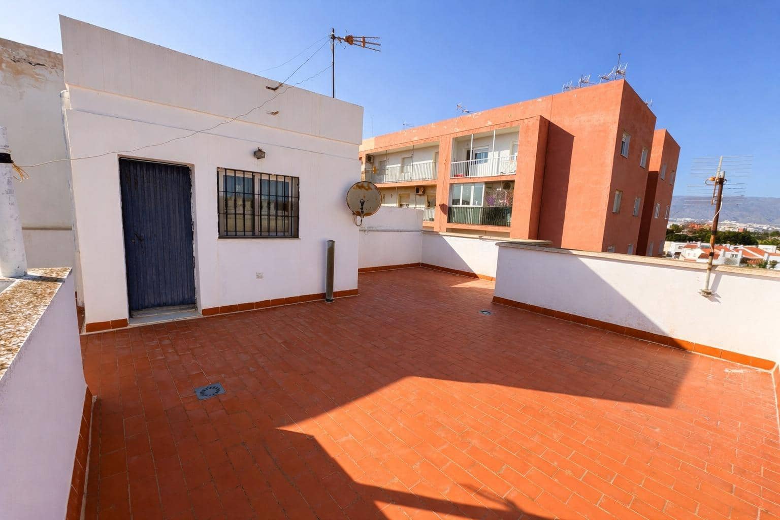 4 bedroom Apartment for sale in Roquetas de Mar with garage - € 250,000 (Ref: 9726758)