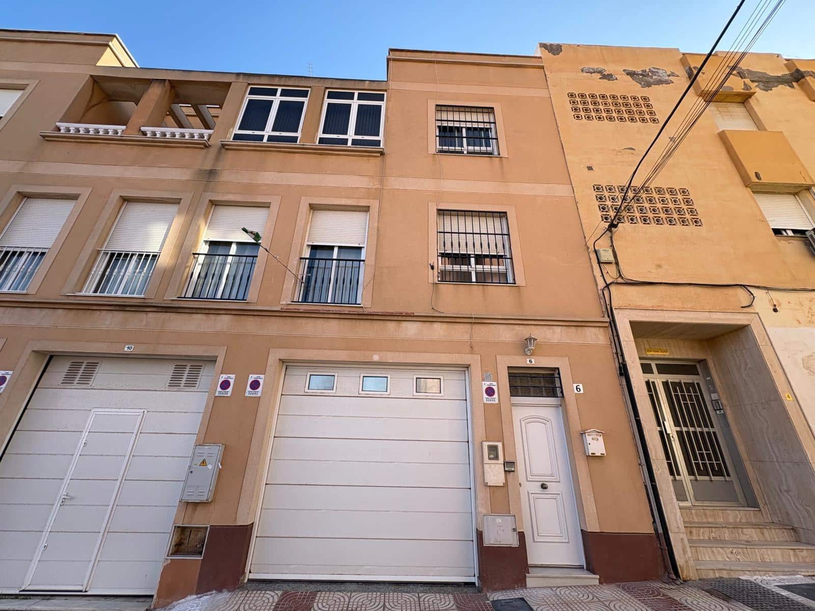 4 bedroom Apartment for sale in Roquetas de Mar with garage - € 250,000 (Ref: 9726758)