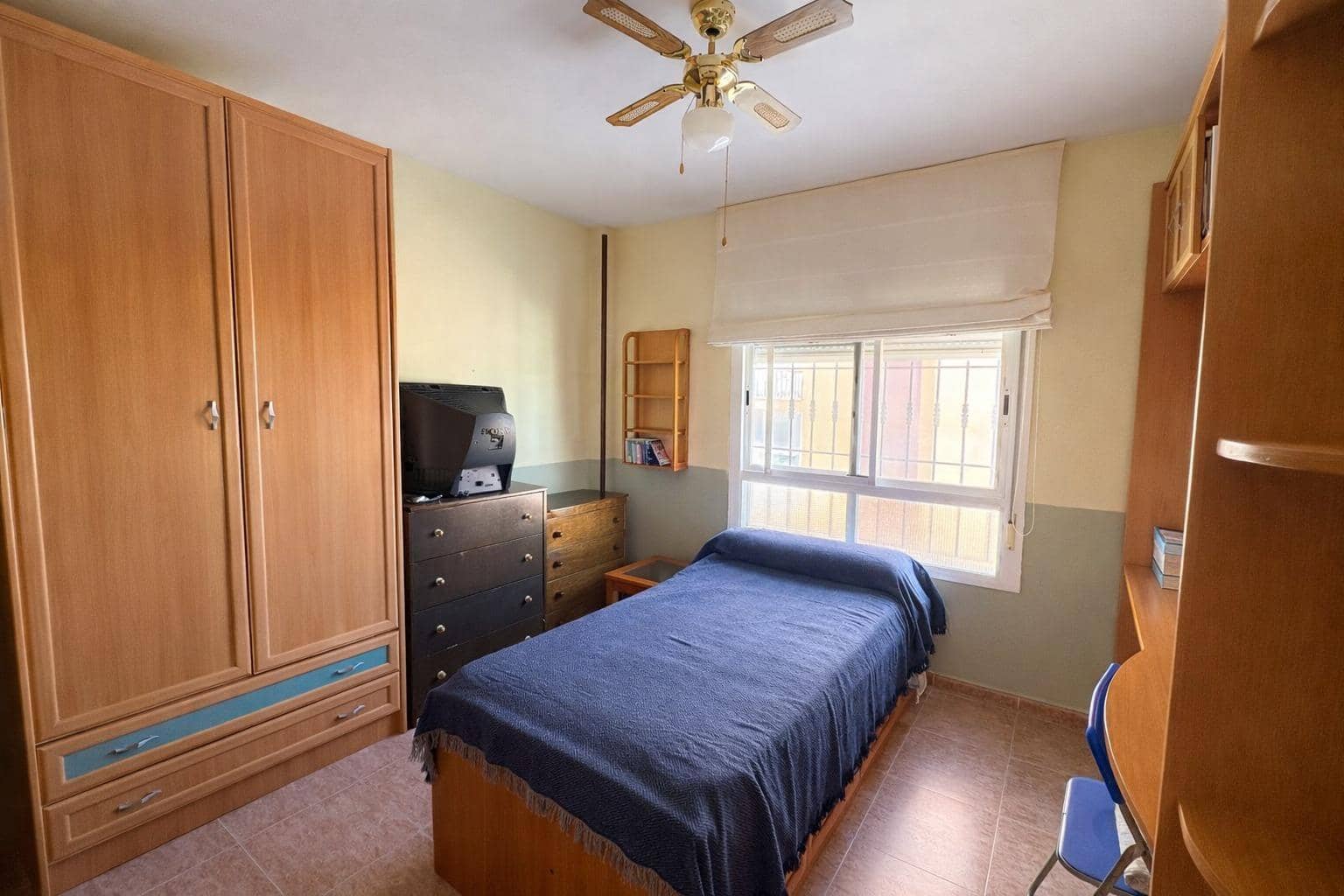 4 bedroom Apartment for sale in Roquetas de Mar with garage - € 250,000 (Ref: 9726758)