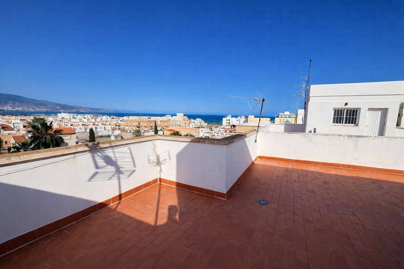4 bedroom Apartment for sale in Roquetas de Mar with garage - € 250,000 (Ref: 9726758)