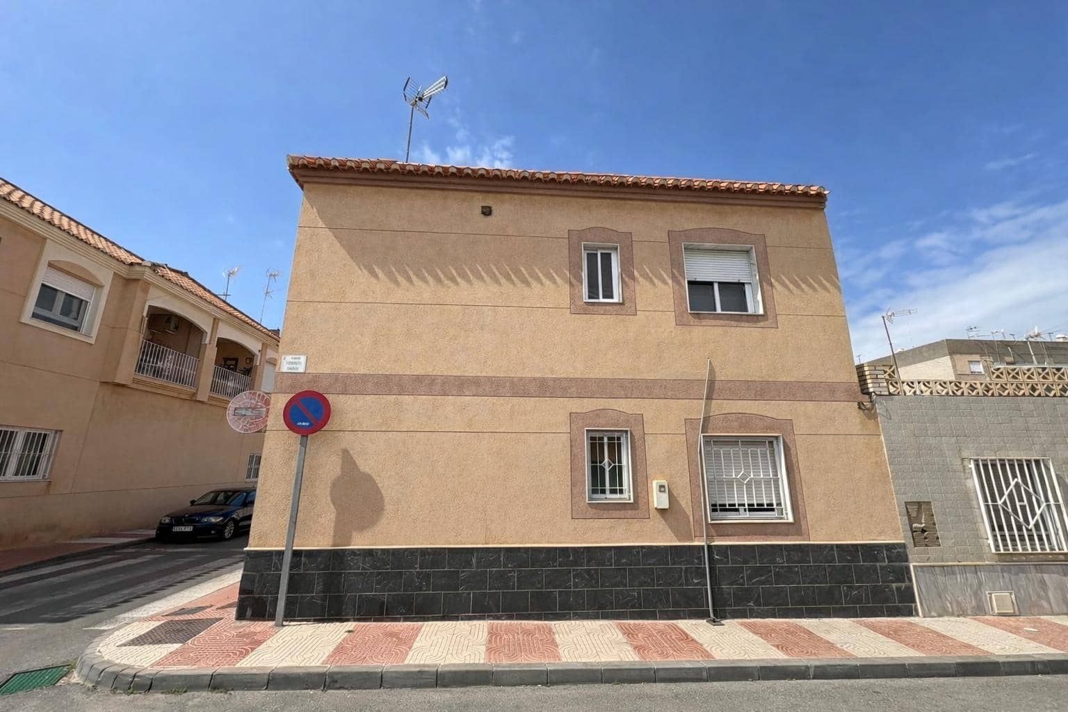 6 bedroom Apartment for sale in Roquetas de Mar - € 250,000 (Ref: 9735678)
