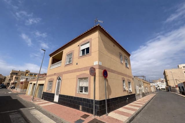 6 slaapkamer Appartement te koop in Roquetas de Mar - € 250.000 (Ref: 9735678)