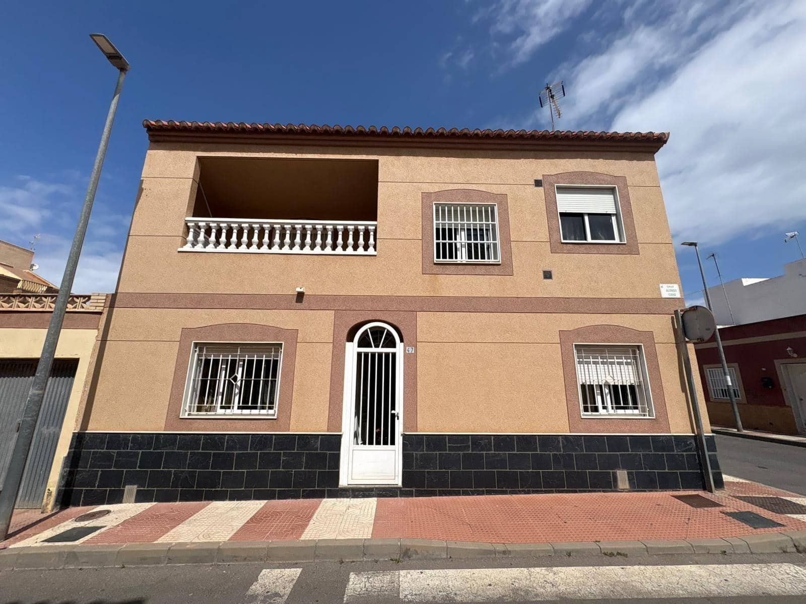 6 bedroom Apartment for sale in Roquetas de Mar - € 250,000 (Ref: 9735678)