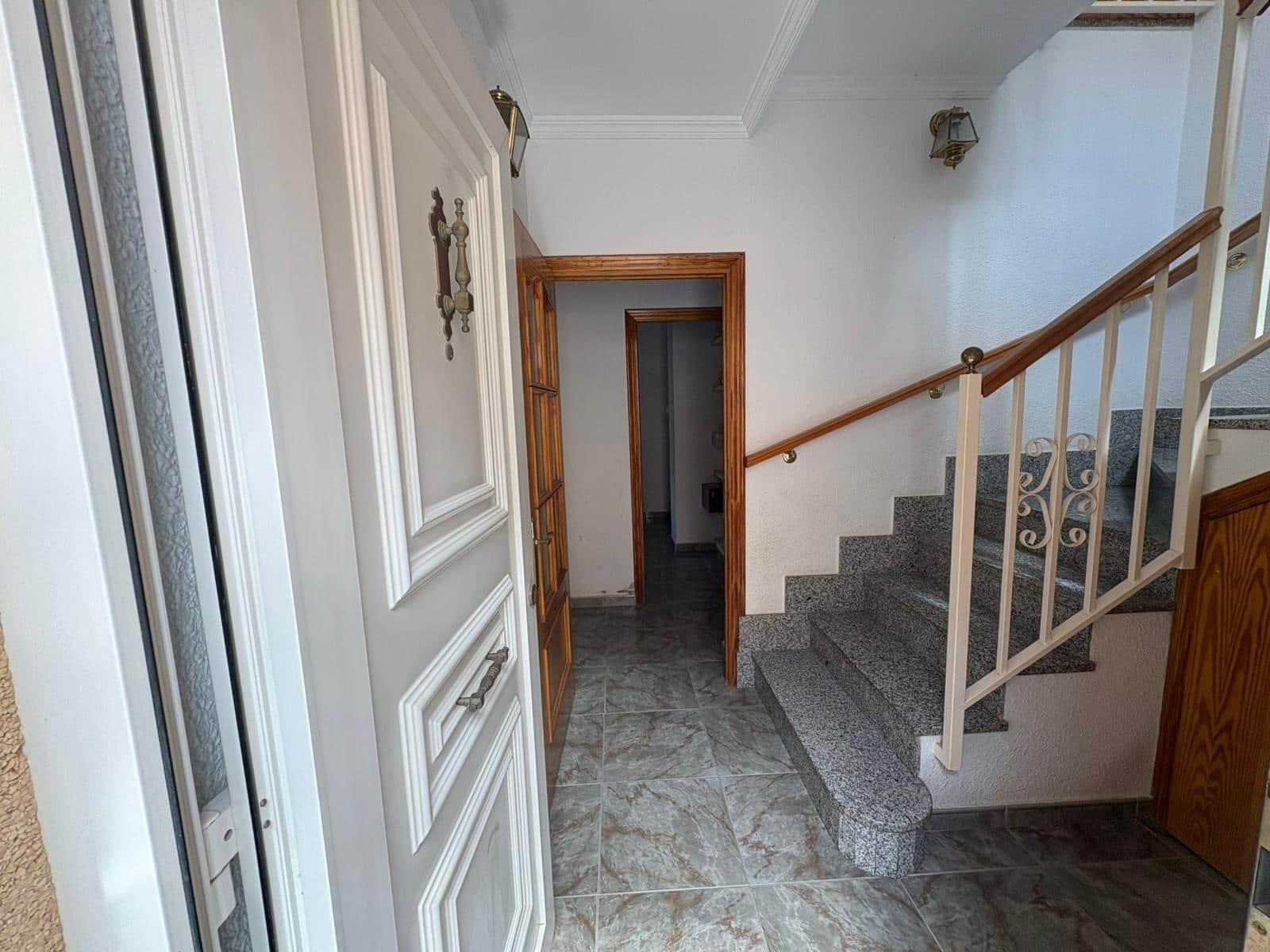 6 bedroom Apartment for sale in Roquetas de Mar - € 250,000 (Ref: 9735678)