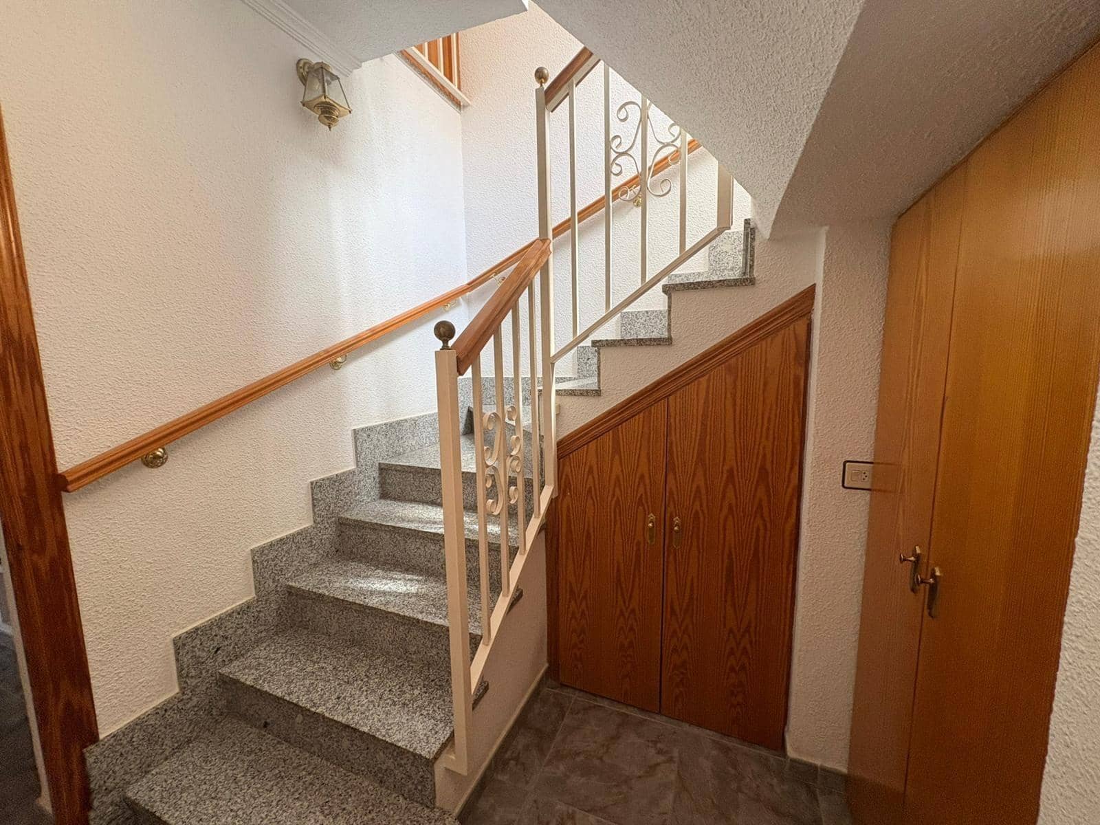 6 bedroom Apartment for sale in Roquetas de Mar - € 250,000 (Ref: 9735678)